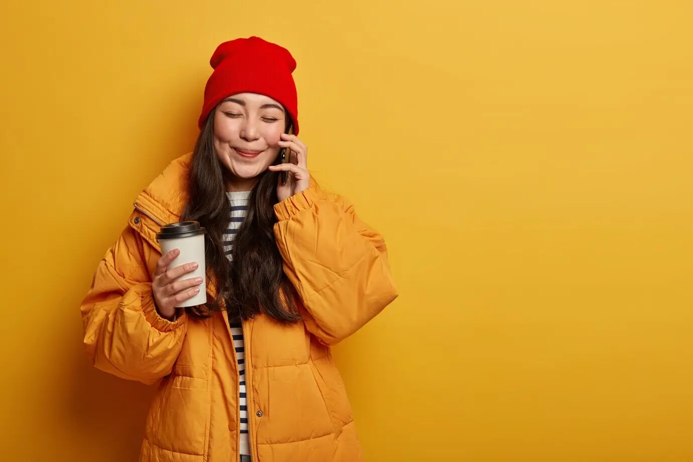 Портрет красивой молодой брюнетки крупным планом